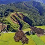 Violento terremoto in Giappone, un disastro provocato da enormi frane e liquefazione del suolo: stravolte le montagne dell’isola di Hokkaido [FOTO e VIDEO]