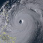Il Super tifone Mangkhut minaccia le Filippine con venti di 205 km/h: oltre 4 milioni di persone a rischio [MAPPE]