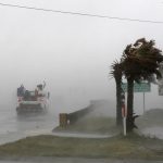 Uragano Florence: nel Nord Carolina venti a 143 km/h, onde alte 9 metri, inondazioni di 2 metri e il peggio deve ancora venire [FOTO e VIDEO]