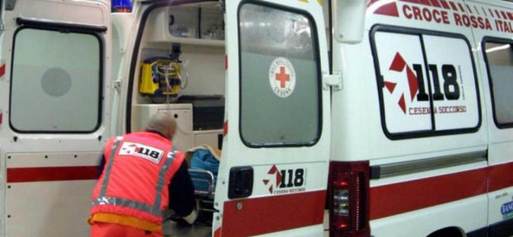 Esercito Intervento dell'ambulanza in soccorso ad un cittadino