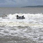 Francia, forte ondata di maltempo in Costa Azzurra: auto trascinata all’acqua, un morto [GALLERY]