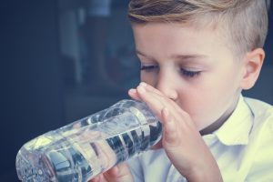 bimbo bere acqua bottiglia idratazione