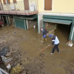 Maltempo, 12 morti e danni gravissimi: Nord in ginocchio, il Garda ha salvato Verona ma altri fiumi sono esondati [GALLERY]