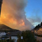 Caldo senza precedenti e forte vento di foehn al Nord, disastrosi incendi sulle Alpi: situazione critica ad Agordo [FOTO e VIDEO LIVE]