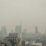Incendio Milano, puzza in città per la nube di fumo: le condizioni meteo e il fenomeno dell’inversione termica aggravano la situazione [FOTO]
