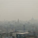 Incendio Milano, puzza in città per la nube di fumo: le condizioni meteo e il fenomeno dell’inversione termica aggravano la situazione [FOTO]