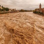 Allerta Meteo, i 6 grandi fiumi del Nord/Est stanno esondando: l’Adige e il Piave fanno paura, verso un’alluvione storica nella notte [LIVE]