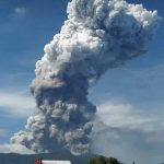 Indonesia: dopo terremoto e tsunami, Sulawesi colpita dall’eruzione del vulcano Soputan [FOTO e VIDEO]