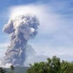 Indonesia: dopo terremoto e tsunami, Sulawesi colpita dall’eruzione del vulcano Soputan [FOTO e VIDEO]
