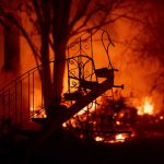 Incendi, inferno di fuoco in California: almeno 9 morti e 157mila evacuati, forti venti alimentano le fiamme