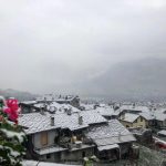 Maltempo e crollo termico: prima nevicata a Cortina, fiocchi anche ad Aosta [GALLERY]