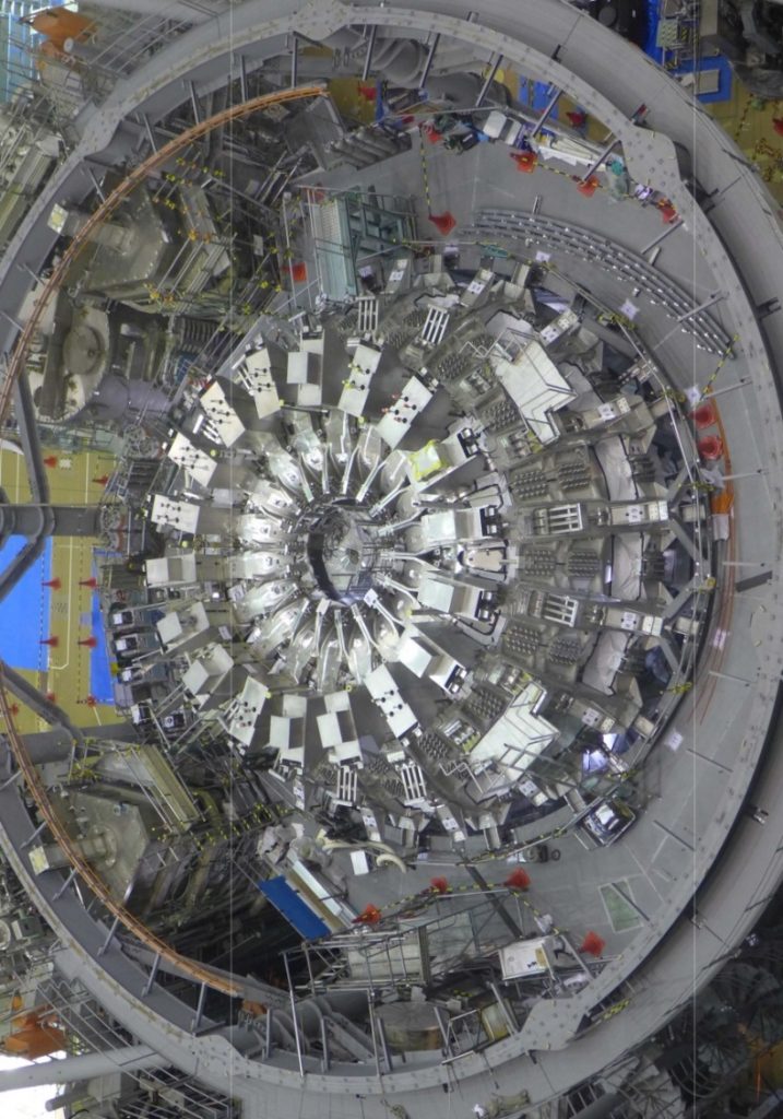 Sistema magnetico toroidale del JT-60SA alla fine delle operazioni di assemblaggio