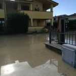 Maltempo, disastro in Calabria per un violento nubifragio sulla jonica: Simeri sott’acqua, gente in fuga sui tetti [FOTO]