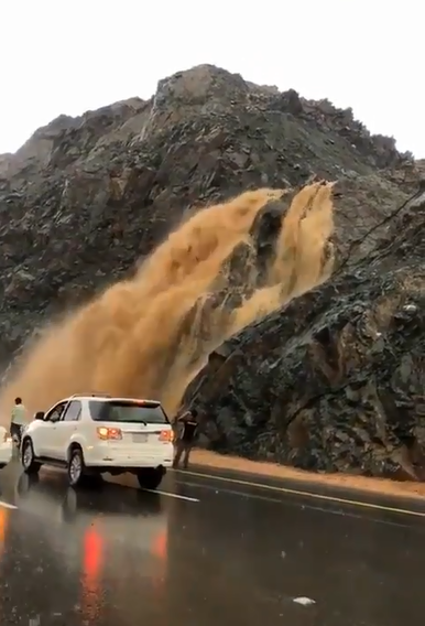 alluvioni deserto arabia saudita