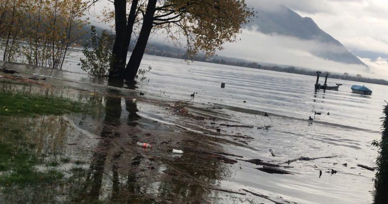 Il Lago Maggiore ai limiti dell'esondazione: il livello dell'acqua continua a salire