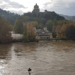 Maltempo, piogge torrenziali e troppo caldo al Nord: Torino col fiato sospeso per la piena del fiume Po, “scappate dai piani bassi”. Tornado in Liguria, allarme per i laghi [FOTO LIVE]