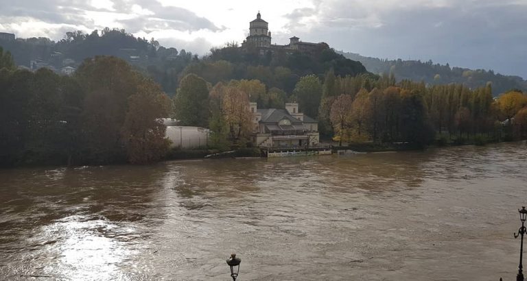 Il fiume Po in piena a Torino