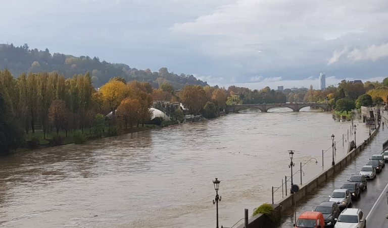 Il fiume Po in piena a Torino