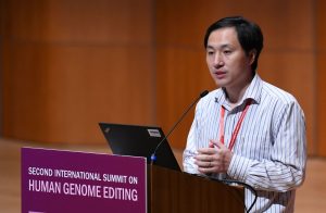 Gemelle nate con Dna alterato, lo scienziato annuncia lo stop alla ricerca