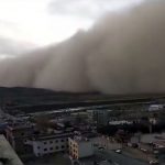 Enorme tempesta di sabbia in Cina: un “muro” alto 100 metri inghiotte la città di Zhangye in pochi minuti [FOTO e VIDEO]