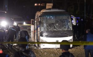 Egitto, bomba contro autobus di turisti vicino alle piramidi di Giza al Cairo