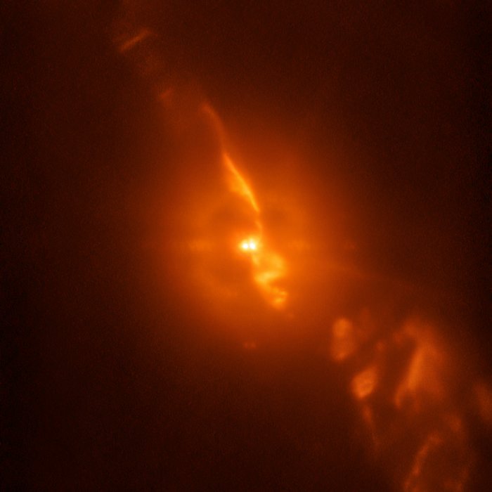 Durante le verifiche di un nuovo sottosistema del cacciatore di pianeti SPHERE, installato sul VLT (Very Large Telescope) dell'ESO, alcuni astronomi sono riusciti a catturare con una chiarezza senza precedenti - anche rispetto alle osservazioni di Hubble - dettagli drammatici della turbolenta relazione stellare nella binaria R Aquarii.L'immagine qui presentata è stata ottenuta dall'osservazione di R Aquarii effettuata da SPHERE/ZIMPOL e mostra la binaria insieme con i getti di materiali lanciati dalla coppia stellare. Credit: ESO/Schmid et al.