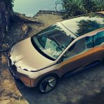 Auto, stretta di mano tra BMW e Mercedes: collaboreranno per il futuro elettrico [GALLERY]