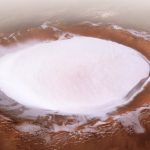 In volo sopra il cratere Korolev di Marte: lo straordinario VIDEO della “bocca” ghiacciata del Pianeta Rosso