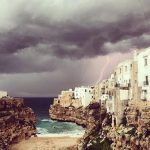 Maltempo, il primo freddo scatena temporali e grandinate al Sud: tornado in Molise e Calabria, spiagge imbiancate in Puglia [FOTO]