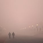 India, i vigili del fuoco combattono l’inquinamento atmosferico a Nuova Delhi: livelli 13 volte la soglia di sicurezza [FOTO]