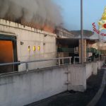 Roma, incendio in impianto rifiuti sulla Salaria: “attivata cabina di regia”, “tenete le finestre chiuse” [GALLERY]