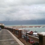 Maltempo, il primo freddo scatena temporali e grandinate al Sud: tornado in Molise e Calabria, spiagge imbiancate in Puglia [FOTO]