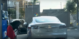 tesla rifornimento carburante