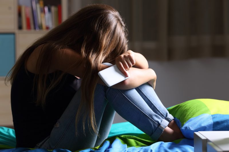 adolescente-depressione-ragazza-smartphone