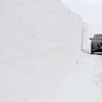 Maltempo Europa, accumuli estremi sui tetti delle case: in Austria la neve “si taglia a blocchi” [FOTO e VIDEO]