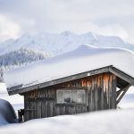 Maltempo Europa, accumuli estremi sui tetti delle case: in Austria la neve “si taglia a blocchi” [FOTO e VIDEO]