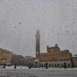 Neve abbondante a Siena e in Toscana, bufera di Maestrale con vento a 100km/h in Sardegna: la Tempesta dei Giorni della Merla entra nel vivo [LIVE]