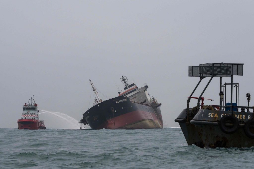 Hong Kong, petroliera prende fuoco