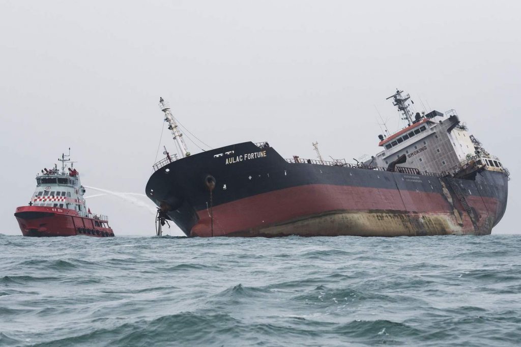 Hong Kong, petroliera prende fuoco