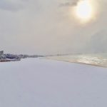 Porto Cesareo, la neve in spiaggia e il “sea smoke” sul mare: scenario siberiano nel Salento [FOTO e VIDEO]