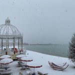 Porto Cesareo, la neve in spiaggia e il “sea smoke” sul mare: scenario siberiano nel Salento [FOTO e VIDEO]