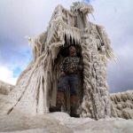 USA, super freddo e venti artici in Ohio: sulle sponde del Lago Erie appaiono spettacolari sculture di ghiaccio modellate solo dalla natura [FOTO]