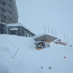 Maltempo Svizzera, grande valanga si abbatte su un hotel: “C’è stato un rumore enorme, poi è arrivata la neve”. Feriti [FOTO]