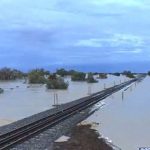 Australia, tutta la potenza delle alluvioni nel Queensland in un timelapse: ferrovia, campi e alberi spariscono sotto un’enorme distesa d’acqua [FOTO e VIDEO SHOCK]