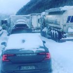 Alpi sommerse dalla neve, 40km di coda sull’Autostrada del Brennero: odissea per migliaia di persone, ma il blocco li ha salvati da una maxi valanga [FOTO]