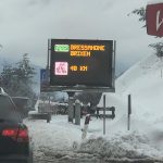 Alpi sommerse dalla neve, 40km di coda sull’Autostrada del Brennero: odissea per migliaia di persone, ma il blocco li ha salvati da una maxi valanga [FOTO]
