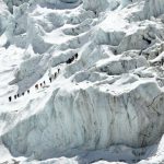 La montagna più alta del mondo è anche la discarica più alta del mondo: la Cina chiude ai turisti il suo campo base sull’Everest a causa dei rifiuti [FOTO]