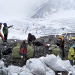 La montagna più alta del mondo è anche la discarica più alta del mondo: la Cina chiude ai turisti il suo campo base sull’Everest a causa dei rifiuti [FOTO]
