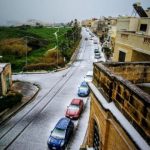 Il ciclone dello Jonio raggiunge Malta, violenta tempesta di grandine imbianca l’isola ma il peggio arriva domani: venti da uragano e onde fino a 13 metri [FOTO e VIDEO]