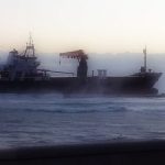 Maltempo Bari: mercantile turco arenato sul litorale [GALLERY]